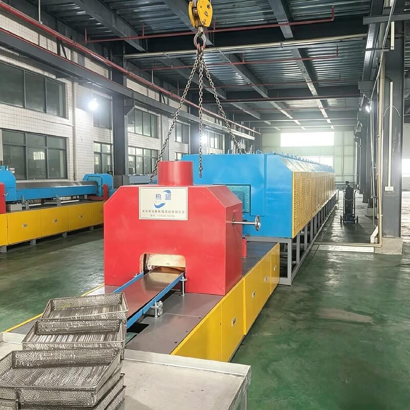 فرن لحام الغلاف الجوي المستمر بحزام شبكي 120 كيلو واط 1150 درجة مئوية لإنتاج قطع غيار السيارات بكميات كبيرة
