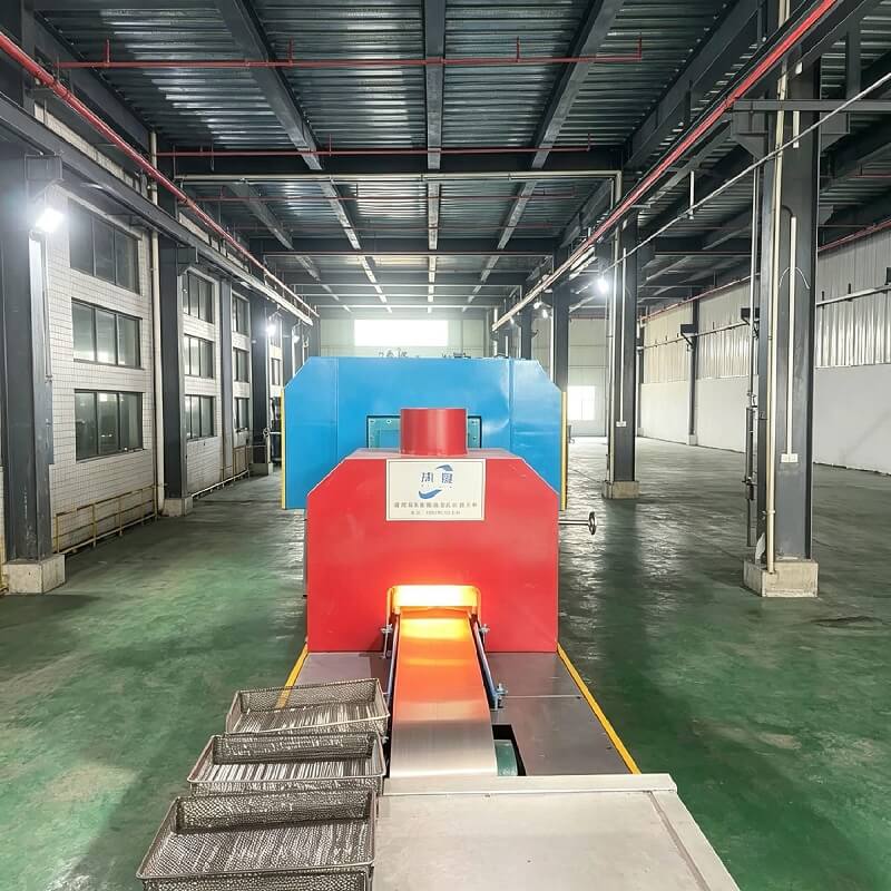 فرن لحام الغلاف الجوي المستمر بحزام شبكي 120 كيلو واط 1150 درجة مئوية لإنتاج قطع غيار السيارات بكميات كبيرة